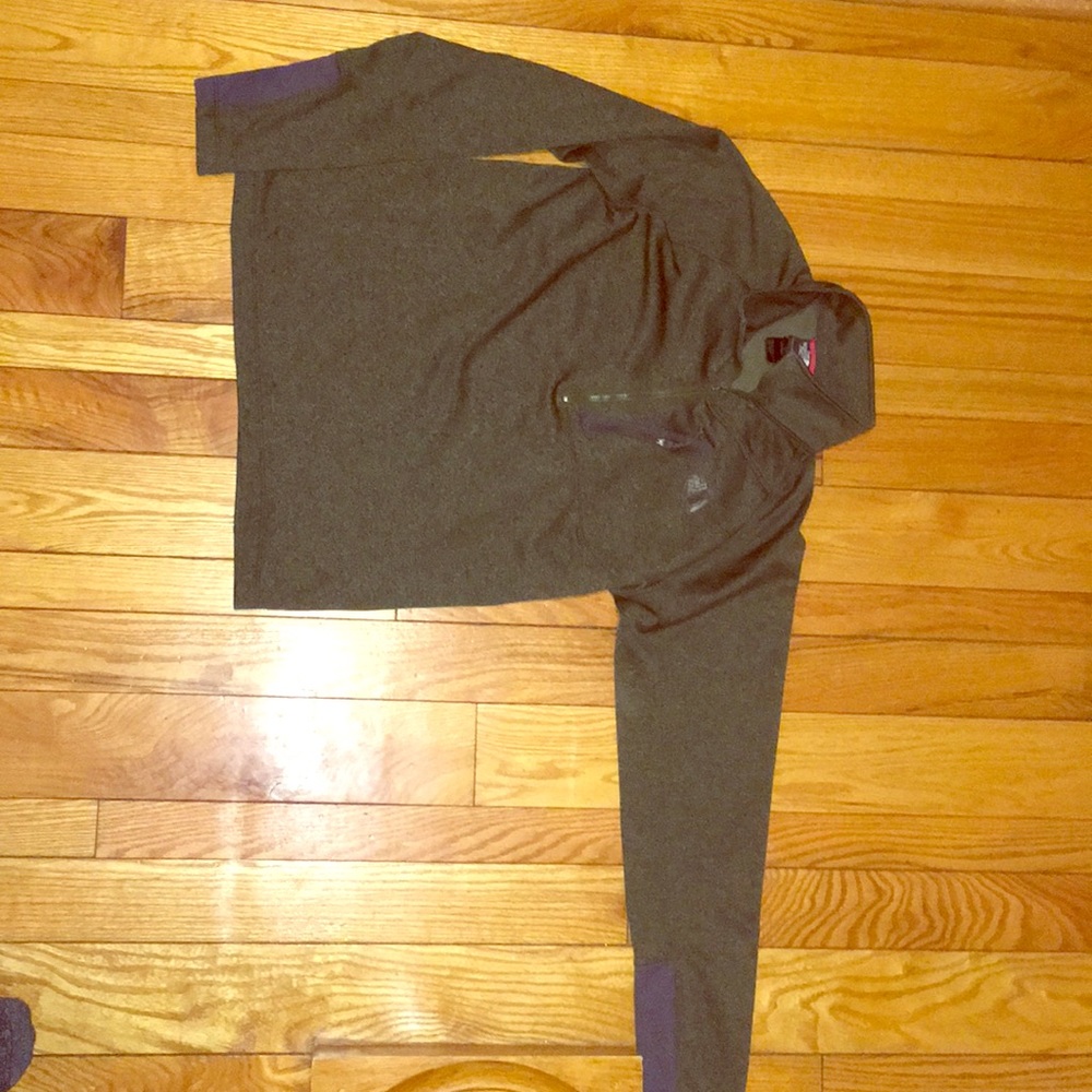 The North Face half zip pull over Size M
